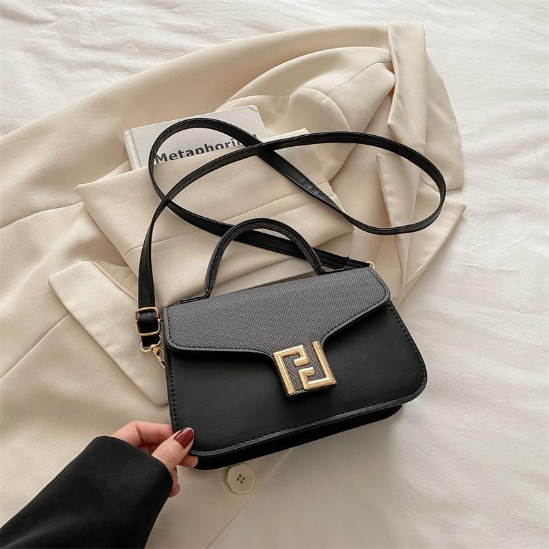 

French niche simple baguette armpit bag women s 2025 new fashion versatile handbag elegant shoulder messenger bag