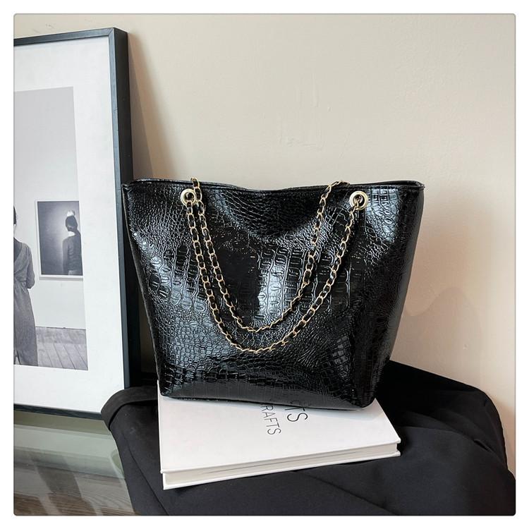 Personalized Fashion, Popular Handbags This Year 2025 New Foreign Style Fashion Atmosphere Commuting Underarm Shoulder Tote Bag