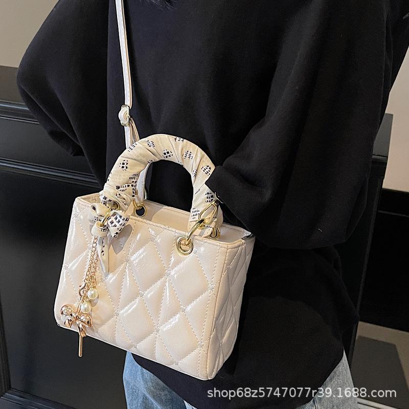 2025 new light luxury high-end small fragrance bag fashionable and versatile one-shoulder crossbody bag Lingge hand-held concubine bag