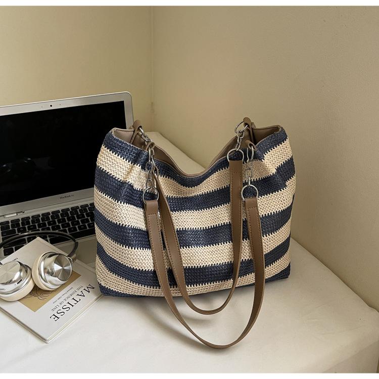 

Contrasting color woven large-capacity tote bag women s summer new trendy simple leisure college student class commuting shoulder bag синий