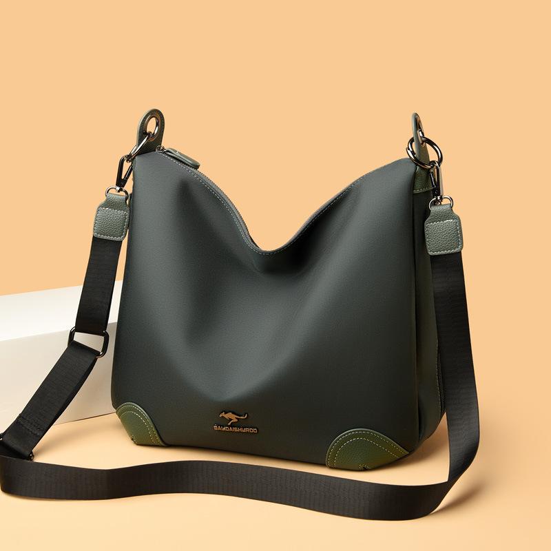 Large Capacity Women's Shoulder Bag Shoulder Strap Chain Armpit Bag Side Zipper Portable Mother Bag Temperament Crossbody Bag