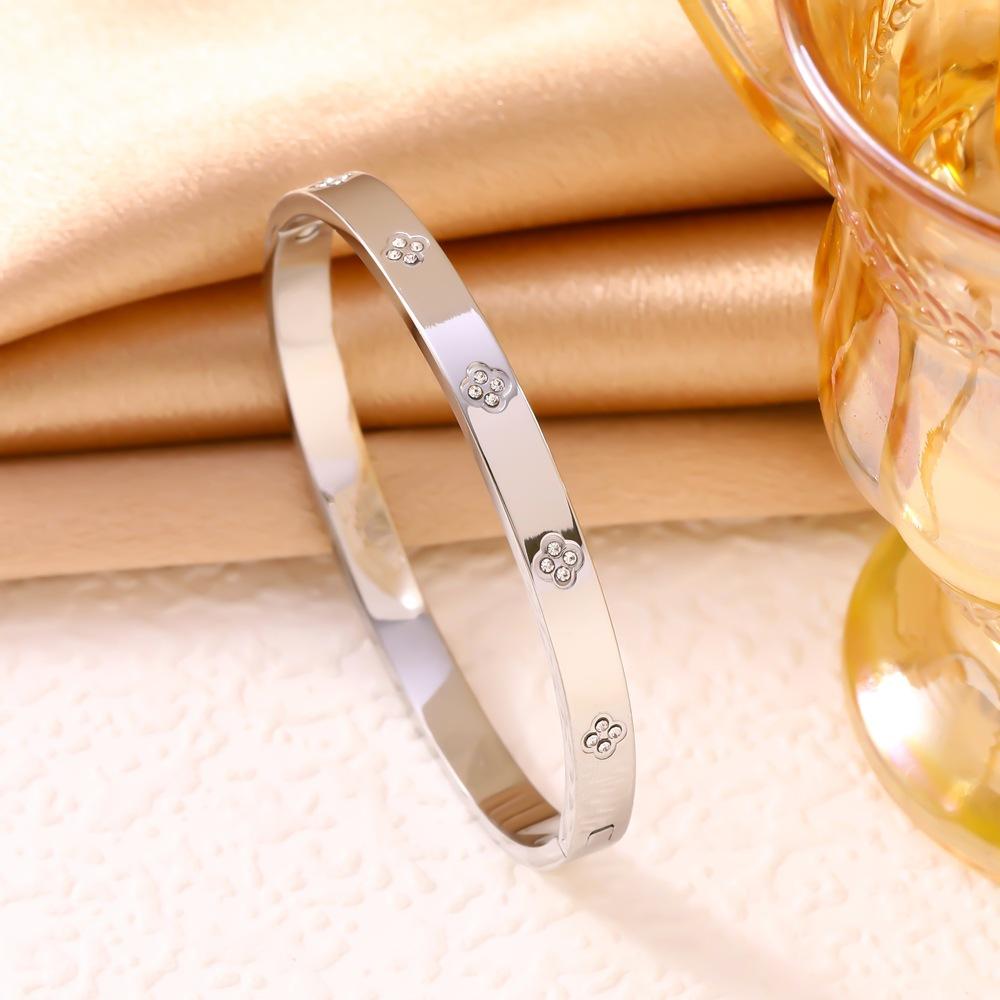2026 Fashion Light Luxury High Sense Versatile Four Leaf Clover Diamond Bracelet Women's 18k Gold Plated Bracelet