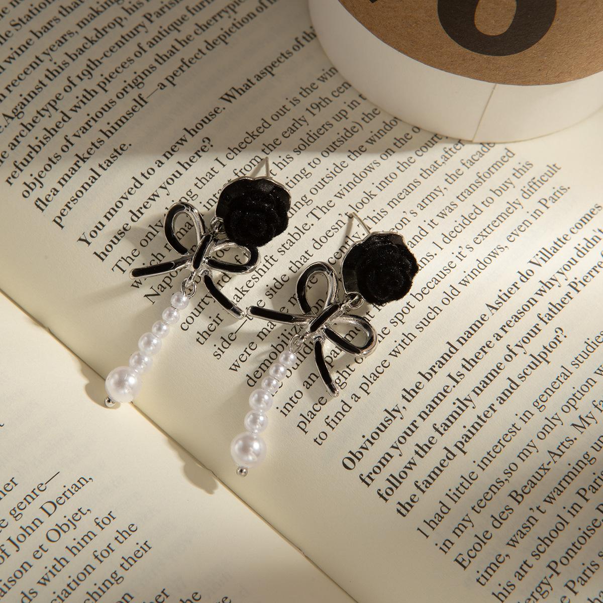 

Flocking Camellia Bow Pearl Earrings, Light Luxury Fashion Niche Design Stud Earrings