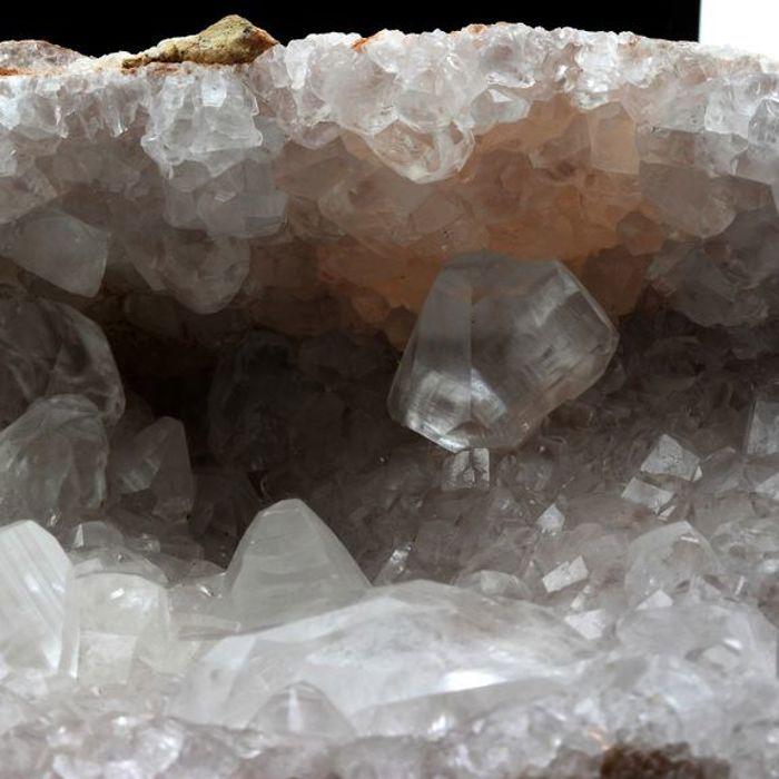 Pierres et Minéraux. Calcite. 6736.0 ct (1.35 kg). Mazères-Lezons, Pau, France..