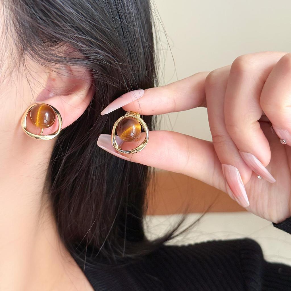Hollow Tiger's Eye Clip-On Earrings: Retro, Elegant Design for Non-Pierced Ears