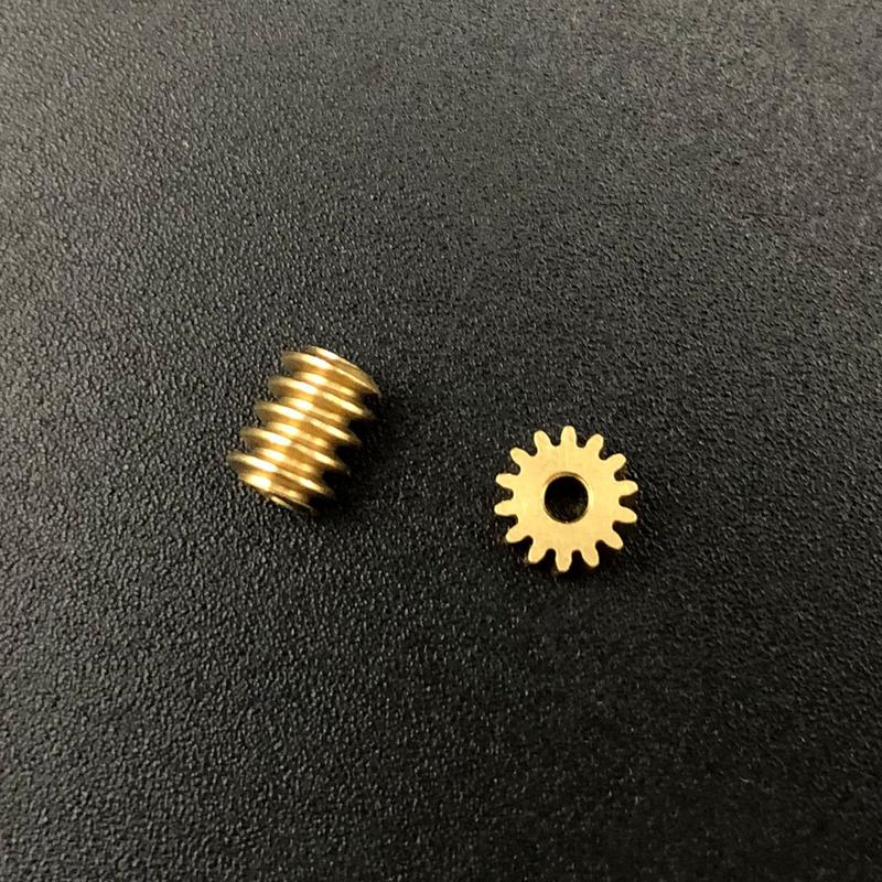 5 Pezzi Modulo 0.3 Ingranaggio a Vite Senza Fine in Ottone Testa Singola Vite Senza Fine 3.8x5mm Foro 0.98mm Ruota Dentata a Vite 14T 14:1 Riduzione 4,8x2mm Apertura 1,48mm 1,5A