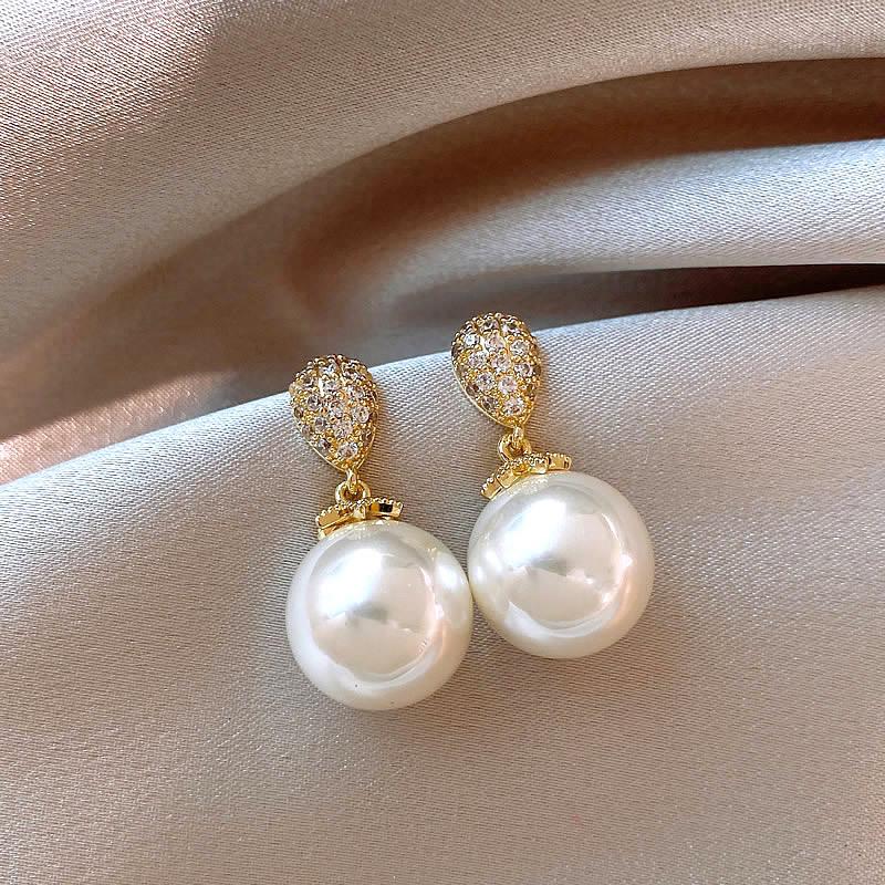 French Retro Pearl Flower Stud Earrings: Elegant, Fashionable, Versatile High-End Accessories for Women