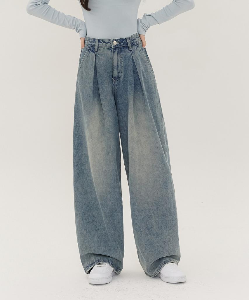 Jinmania Inverted Pintuck Balloon Fit Wide Denim Pants Unisex (Light Wash)