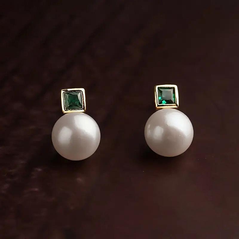 2026 European and American Square Simple Temperament Earrings for Women with Inlaid Pearls, Niche High-end Fashion Accessories