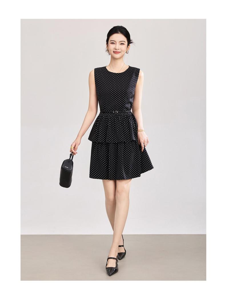 Gepunktetes Satin-Sommerkleid mit Rüschensaum und taillierter Taille für Damen