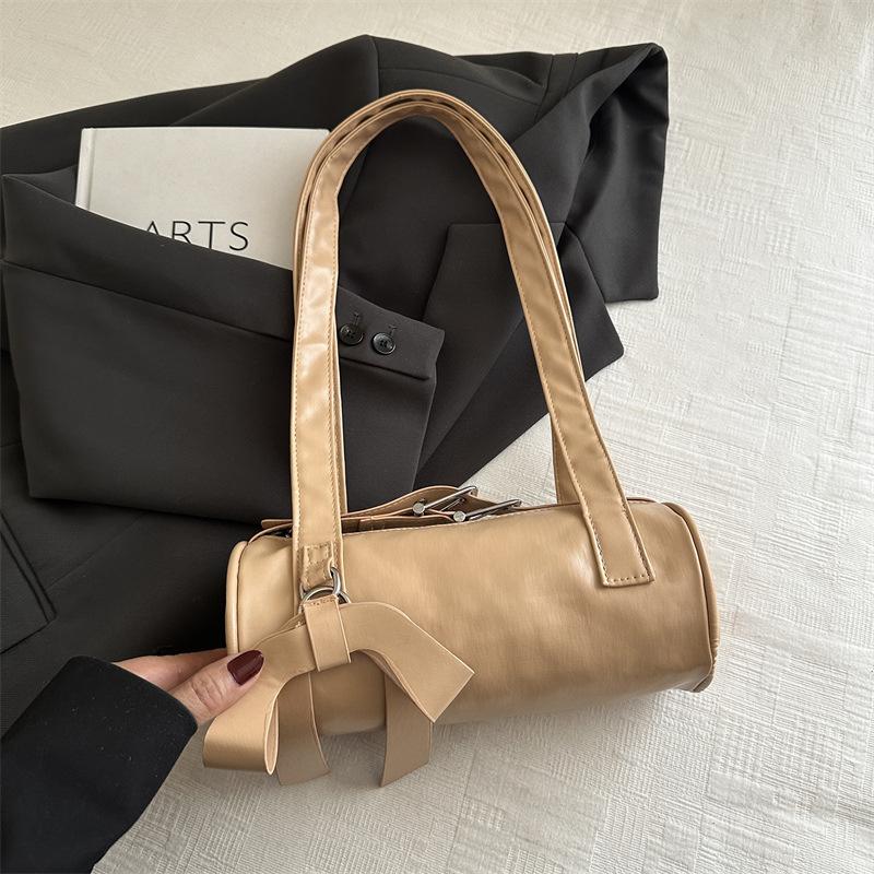 

This year s popular bags are women s niche foreign style underarm baguette pillow bags, fashionable and sweet style commuter versatile shoulder bags. хаки
