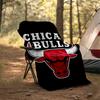 1 szt. Koc tematyczny Chicago Bulls - Nadruk cyfrowy, Poliester, Przytulny na wszystkie pory roku, Idealny na zewnątrz i w podróży