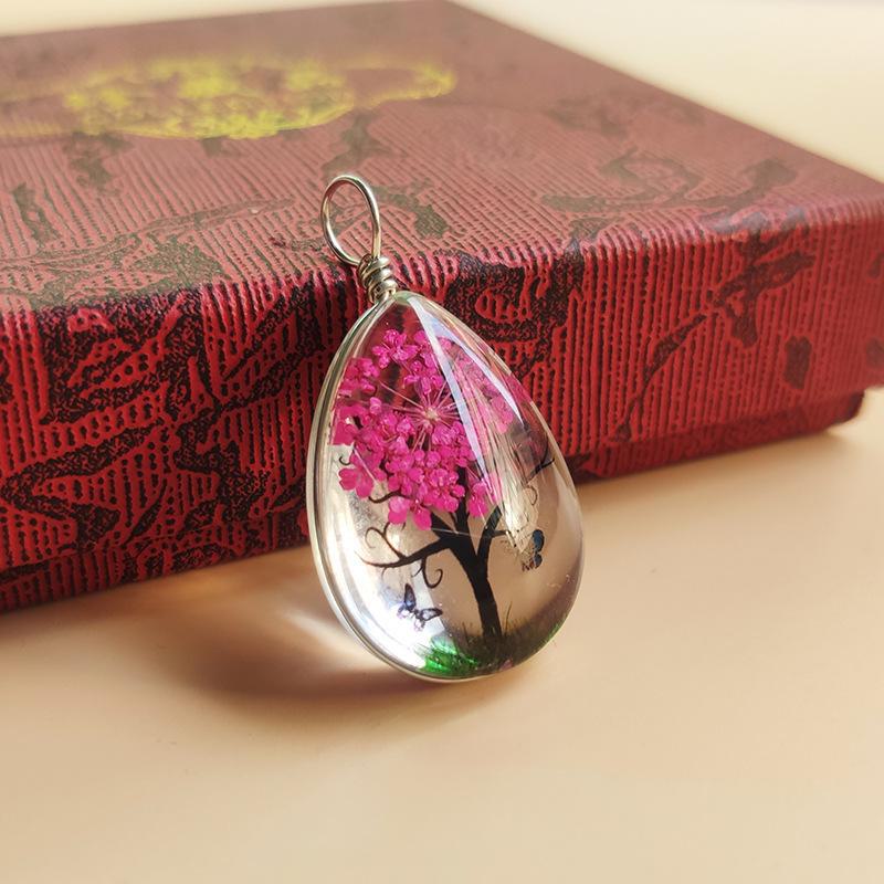 

Намисто-підвіска з кульбабами ручної роботи з чотирилистою конюшиною та засушеними квітами на шкіряній мотузці