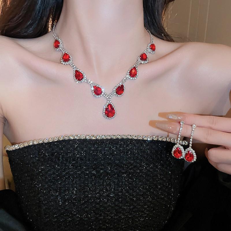 Sada náušnic a náhrdelníku Červený diamant ve tvaru kapky – Elegantní, univerzální šperky pro ženy