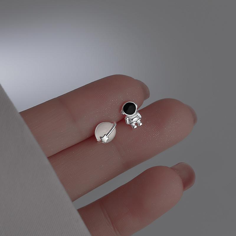 

Silver Colour Asymmetric Cute Space Astronaut Planet Opal Stud Earrings for Women Lovely Simple Ear Piercing Jewelry