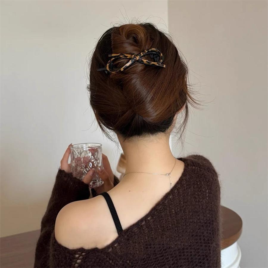 Product temperament leather bow twisted clip for women's back of head, high-end feeling, one-line clip for  hair accessories
