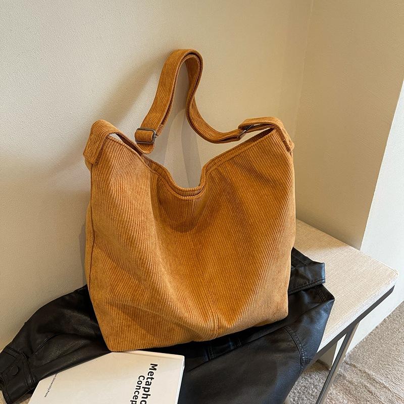 

2025 новая японская простая большая вместительная сумка-мессенджер литературная однотонная вельветовая студенческая для поездок на работу на плечо сумка-тоут коричневый