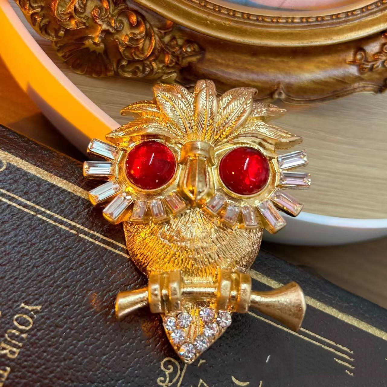 Vintage Klassische Damen Herren Schwerindustrie Kristall Brosche Abzeichen Mittlerer Stil Unisex Strass Exquisite Nadel Accessoires Geschenk brown