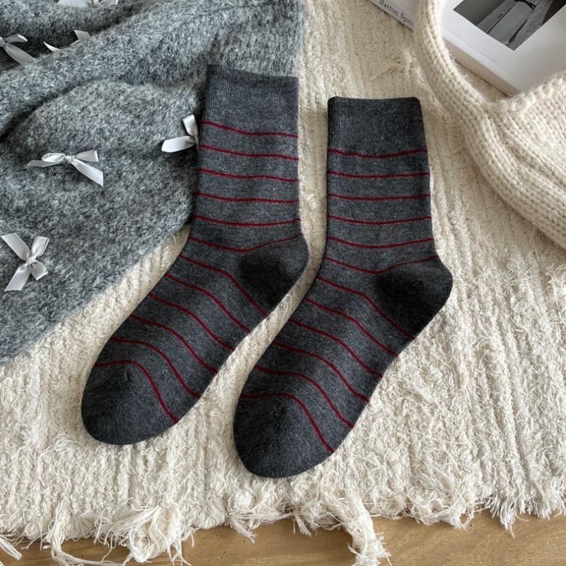 Ladies Autumn and Winter Fashion Simple Sports Leisure All Match Stripe Boneless In The Tube Pile Socks