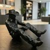 Retro Stijl Bureaubeeldje Westerse Cowboy Bureau Decoratie, 3D Geprint Randhangend met Zwaaiende Benen, Creatieve Verhalende Decoratie Mat Zwart