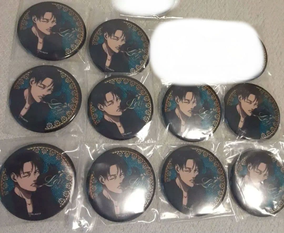

[USED] Levi Black Suit Button Badge (10 pieces)