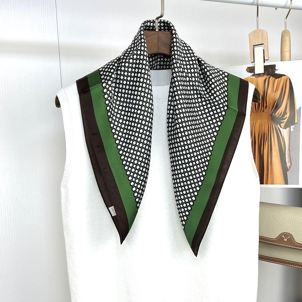 Spring And Summer Silk Chinese Square Scarves Go Out To The Street With Mulberry Silk Silk Scarves With Fresh Green Silk Scarves And Shawls.