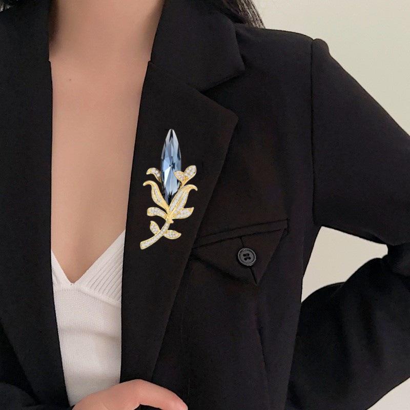 Luksuriøs, eksklusiv, enkel, blå krystallbrosje, eksklusiv for menn og kvinner, dresskorsasje med zirkonnål