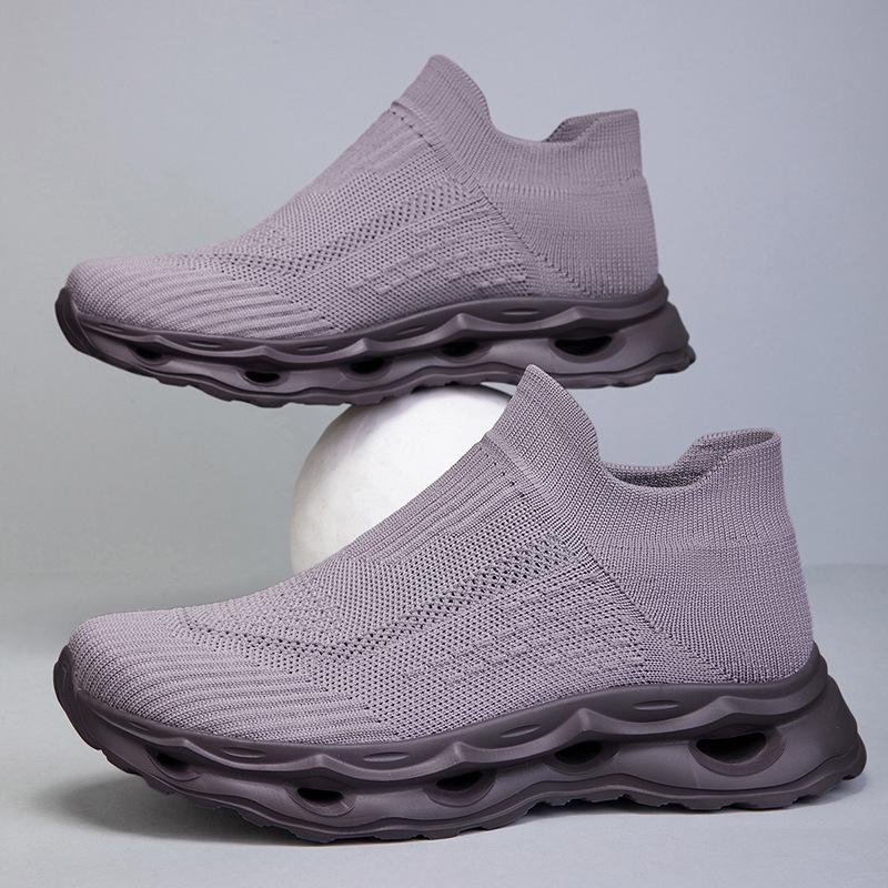 Men's and women's sports and fitness large-size mesh shoes, simple fly-woven elastic mesh, breathable one-pedal socks, black shoes.