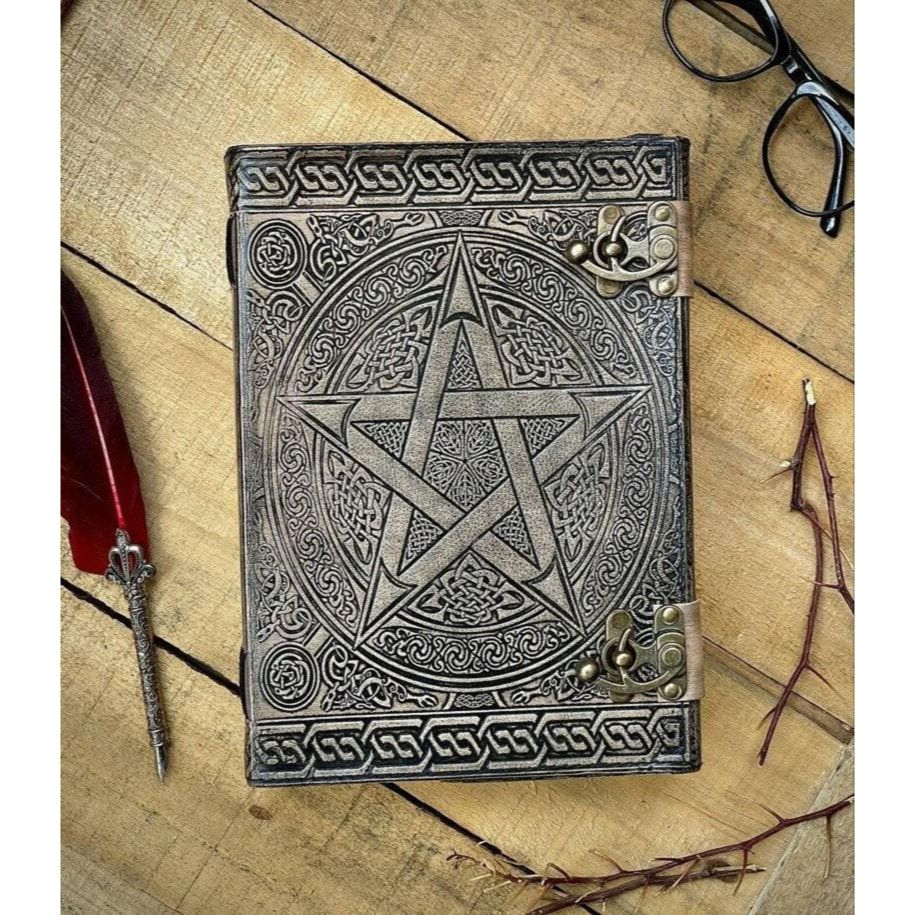 

Большой кожаный журнал-гримуар – Книга теней ведьмы с пентаграммой – Кожаный скетчбук ручной работы – Викканский подарок – Блокнот 10x7 дюймов 10 x 7 in