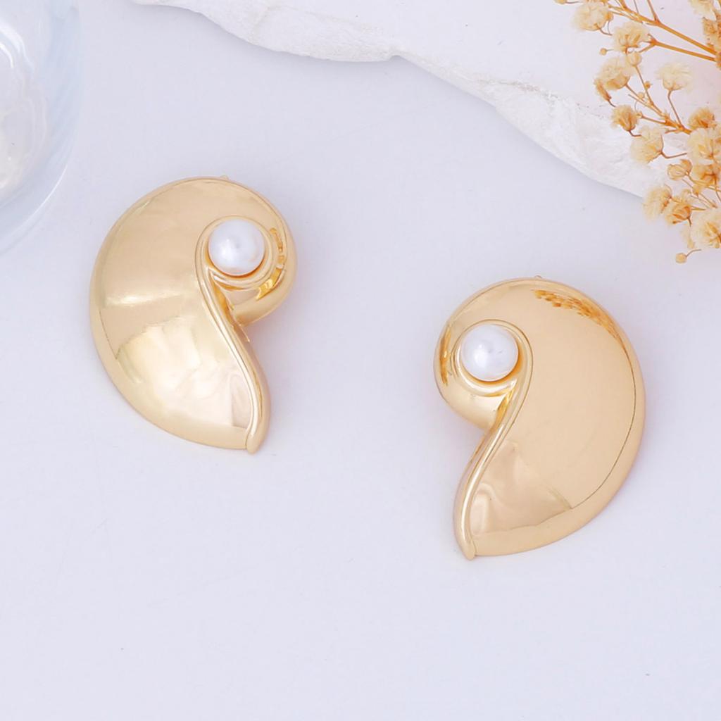 Simple and fashionable, inlaid pearl-like metal conch stud earrings, casual and versatile, vacation style for girls