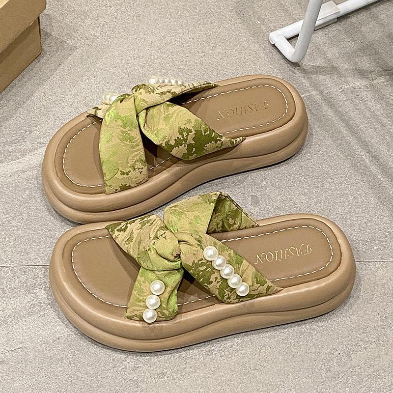 In the summer of 2025, the new models are fashionable to wear outside the wind, and the new models for the beach are cool slippers, muffin