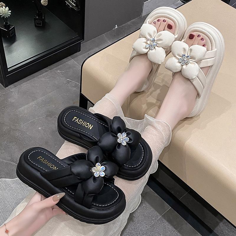 Thick-soled slippers female 2025 summer new Korean version fairy style Internet celebrity fashion muffin and one-word flower cool slippers