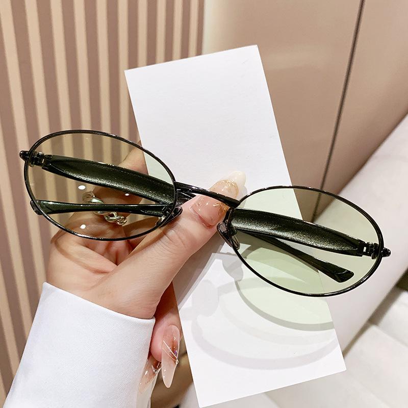 Trendy Fashion Wide Thick Metal Frame Sunglasses Oval Small Frame High-end Runway Sunglasses 2026 New Model