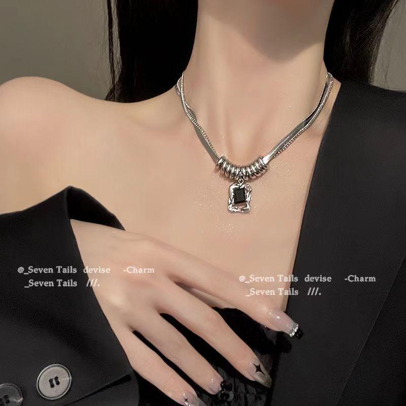 2025 High-End Gothic Punk Necklace: Y2K Dark Style Clavicle Chain for Women