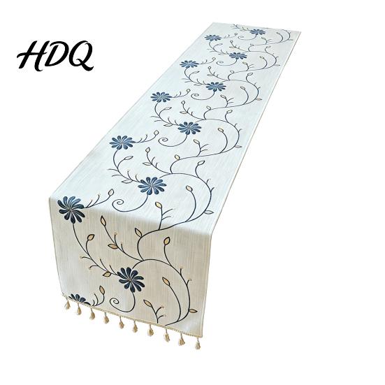 High Quality Embroidered Table Linen Floral Runner Elegant Dining Cover White Rustic Scratch Resistant Runner with Tassels for Home Wedding
