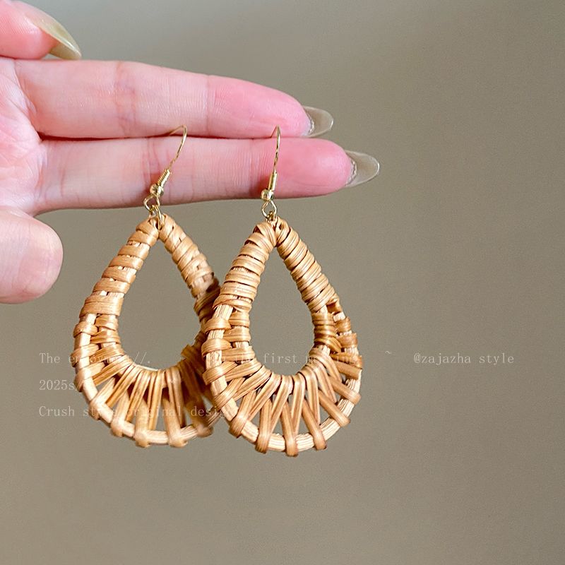 

Wooden Rattan Straw Ear Ring Women 2025 New Bohemian Holiday Style Earrings Exaggerated Make Your Face Look Smaller Ear Studs Earrings Water Drop Straw Pair