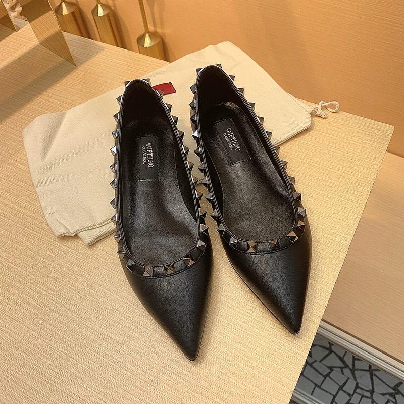Spring new V home rivet flat shoes women's versatile soft sole temperament Liuding shallow mouth single shoes ladyshoes
