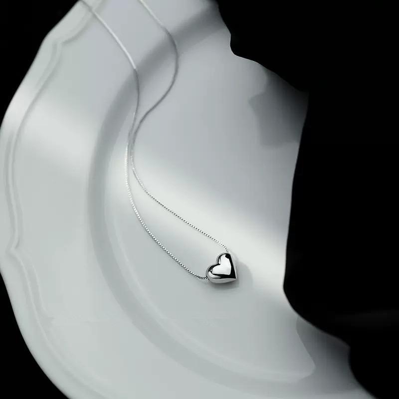 Heart-Shaped Pendant Necklace: Elegant Peach Heart Design, Light Luxury, Minimalist Clavicle Chain for Women