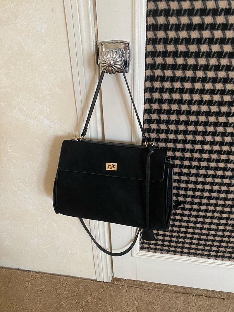 

Faux suede women handbag Large Capacity Winter commuter female shoulder Messenger bag big ladies totes Commuting armpit bag чорний