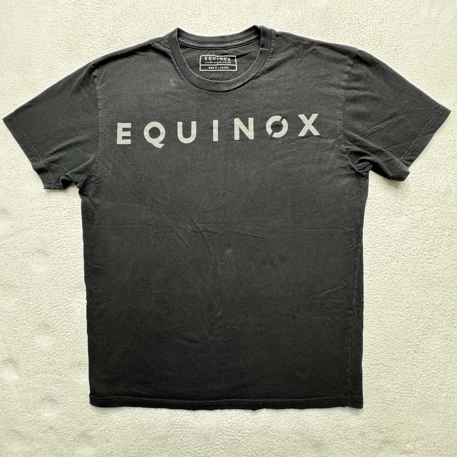 Рубашка Equinox Мужская Маленький Черный Логотип Фитнес - это Жизнь Графическая Футболка Короткий Рукав L XL