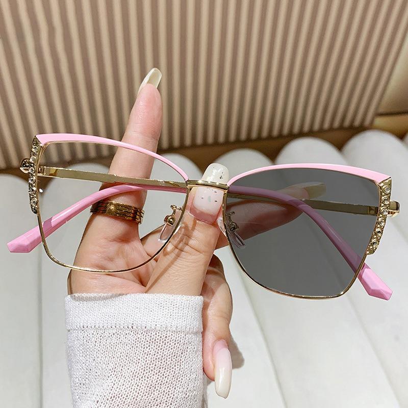 Modische Cat Eye Anti-Blaulicht-Photochrome Brille Ultraleichte Damen Vintage Dreieck Metallrahmen Farbwechsel Augenschutz Brille