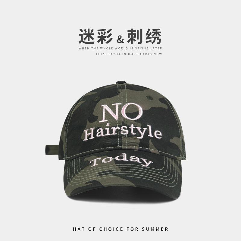 Nischen-Camouflage-Kontrastfarbenkappe mit Buchstabenstickerei Street-Baseballkappe Trendmarke für das weibliche Gesicht Kleine gebogene Krempe Hut