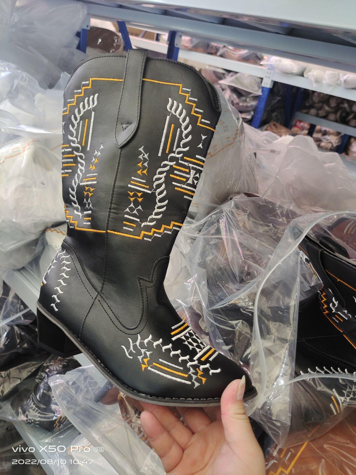 

2025 new independent station European women s Martin shoes short boots western mid tube pointed embroidered retro leather boots 36 чёрный