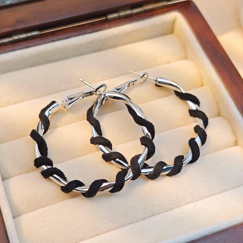 

Simple fashion style ladies earrings чёрный