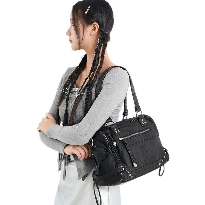 Fashionable Women's Rivet Tote Bag, Retro Washed Water Spicy Girl Commuting Single Shoulder Crossbody Motorcycle Bag