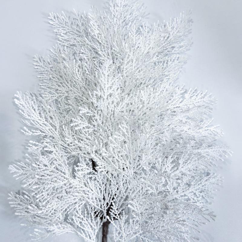 Un pandantiv de brad de Crăciun coroană de frunze de chiparos alb fals pentru decorațiunea de Halloween