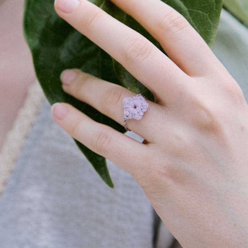 MERRYMOTIVE Pastel Flower Knit Chain Ring (Lilac)