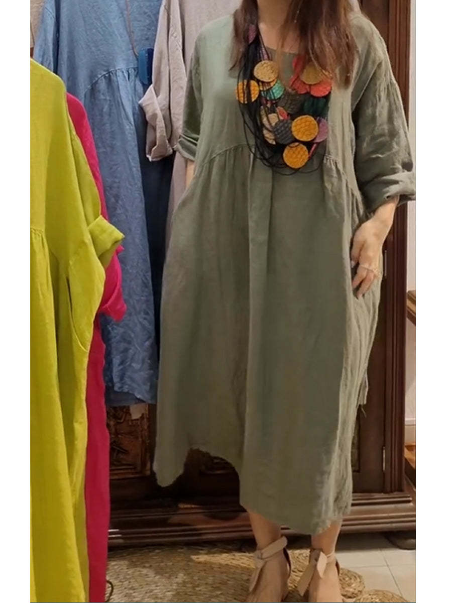 

Оливково-зеленое миди-платье свободного кроя с естественными складками, круглое ожерелье из бусин S зелёный