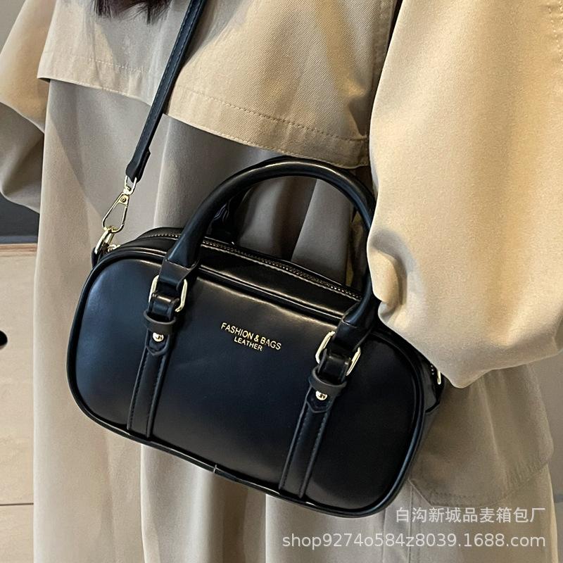 Retro Portable Small Bag Women's 2025 New Bowling Bag Popular Messenger Bag Fashionable Commuter Shoulder Bag