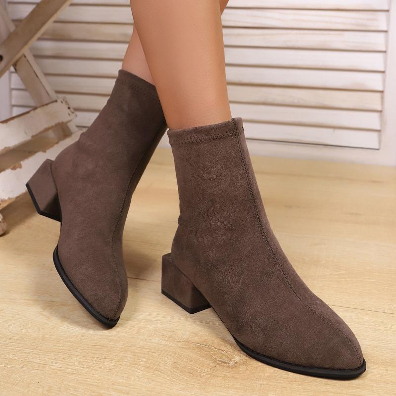 De nieuwe damesschoenen zijn slankmakend, met een paar fleece vierkante hak enkellaarsjes met puntige neus.